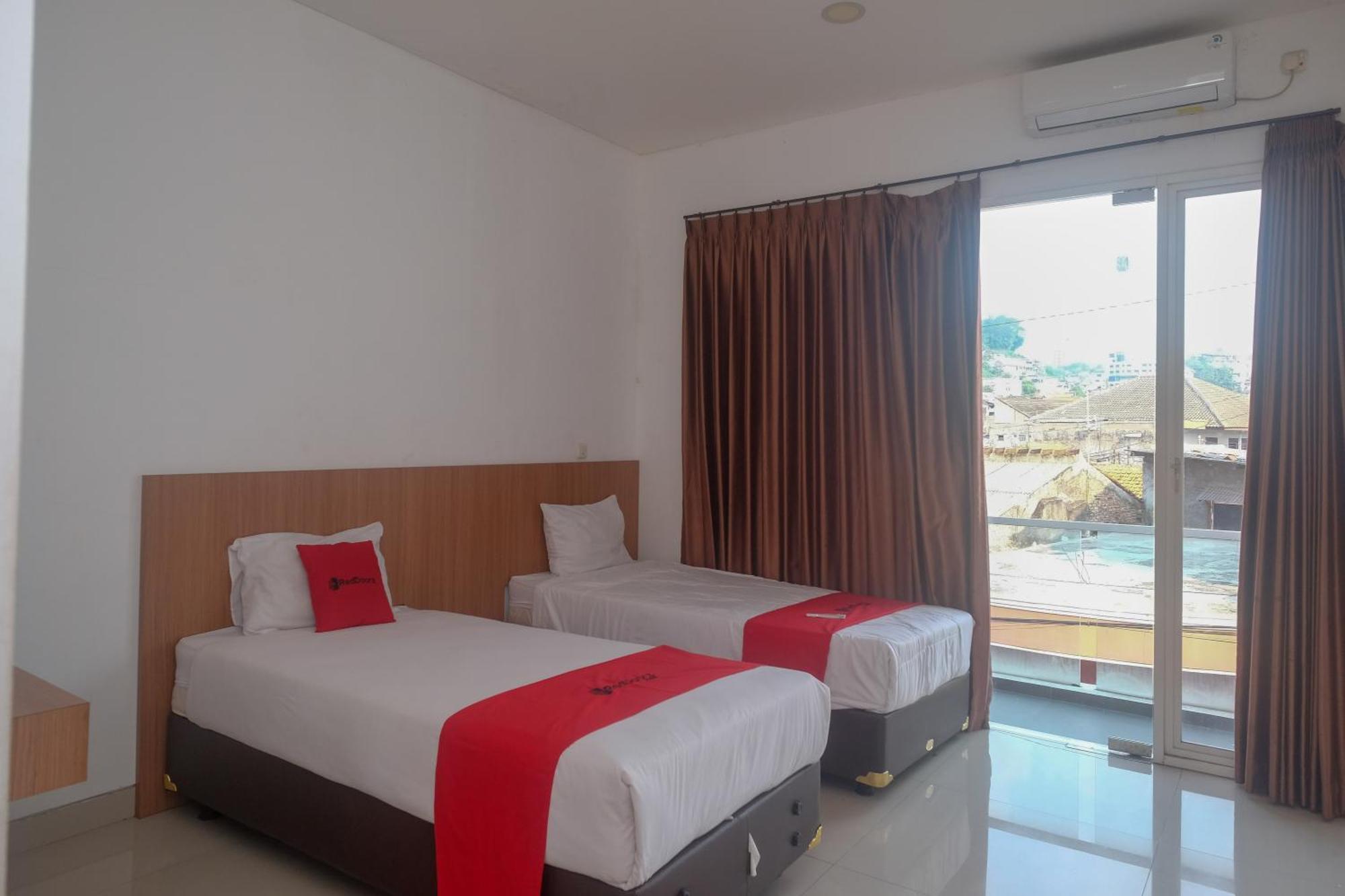 Hotel Reddoorz Syariah Near Simpang Lima Semarang Jomblang Exterior foto
