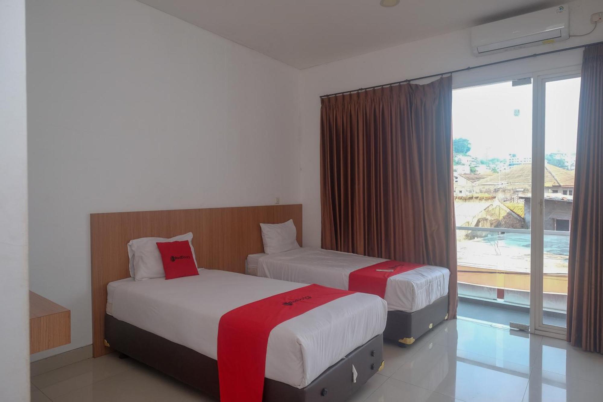Hotel Reddoorz Syariah Near Simpang Lima Semarang Jomblang Exterior foto